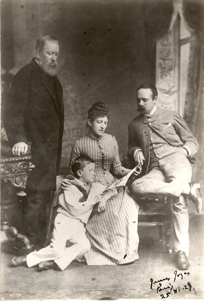 James Joyce a 6 anni con la madre, il padre e il nonno materno, 1888 > Buffalo University (NY) - James Joyce Collection