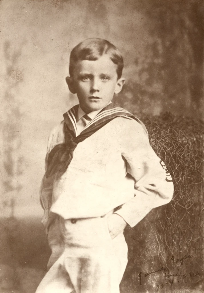 James Joyce a 6 anni vestito da marinaio, 1888