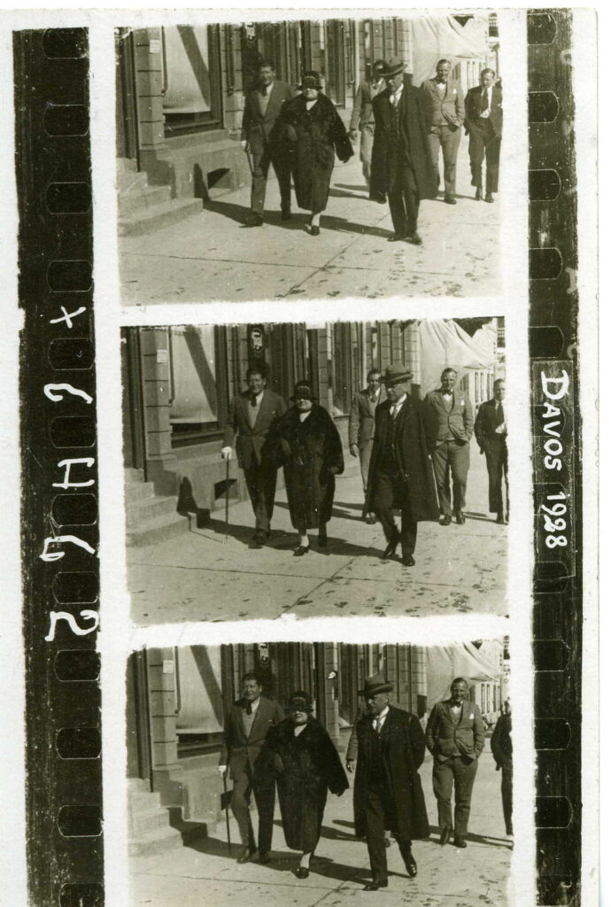 Ettore, Livia e il cognato Giuseppe Oberti a passeggio per le strade di Davos, in Svizzera, nel marzo 1928. La cartolina postale, ricavata dalla composizione di tre fotogrammi di un perduto filmato, è l’ultima immagine che abbiamo di Svevo > MS – Fondo fotografico