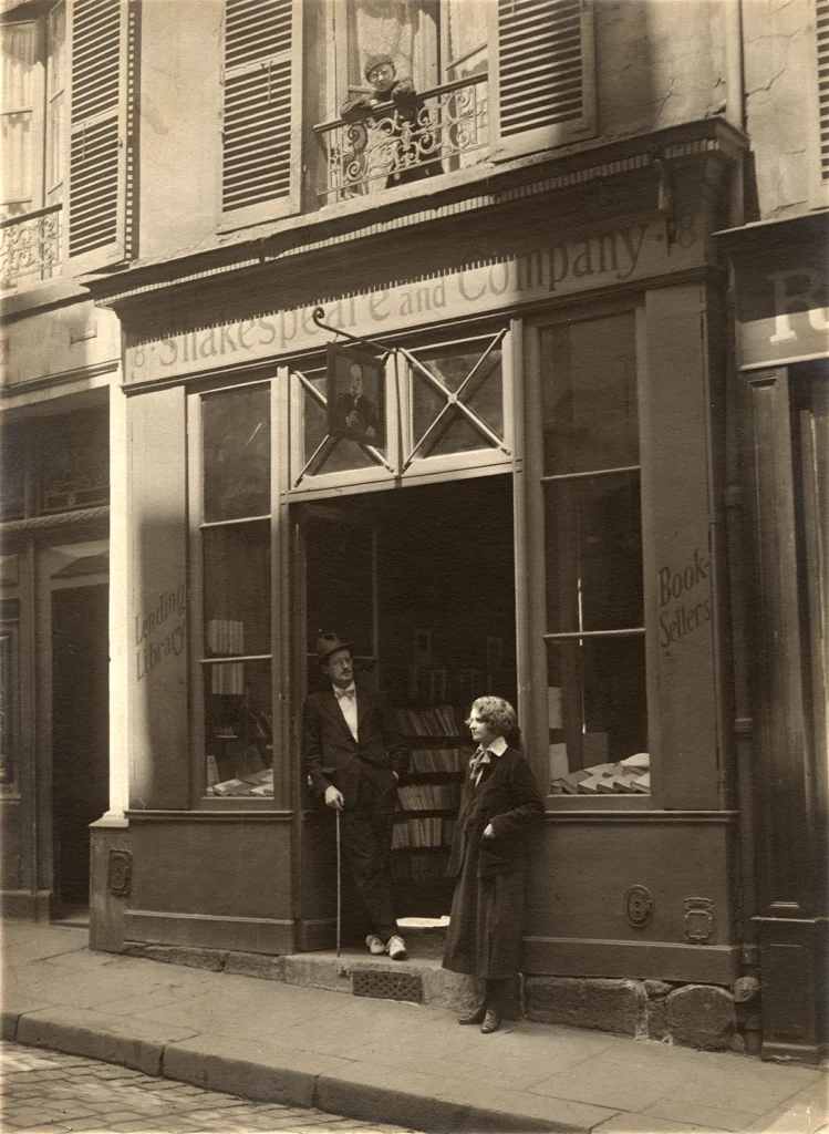 Due istantanee di James Joyce e Sylvia Beach sulla soglia della “Shakespeare and Company” di Parigi nel 1921. > Buffalo University (NY) - James Joyce Collection