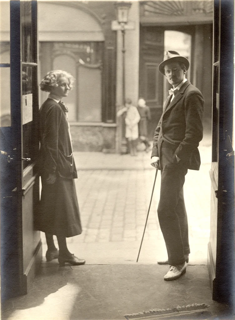 Due istantanee di James Joyce e Sylvia Beach sulla soglia della “Shakespeare and Company” di Parigi nel 1921. > Buffalo University (NY) - James Joyce Collection