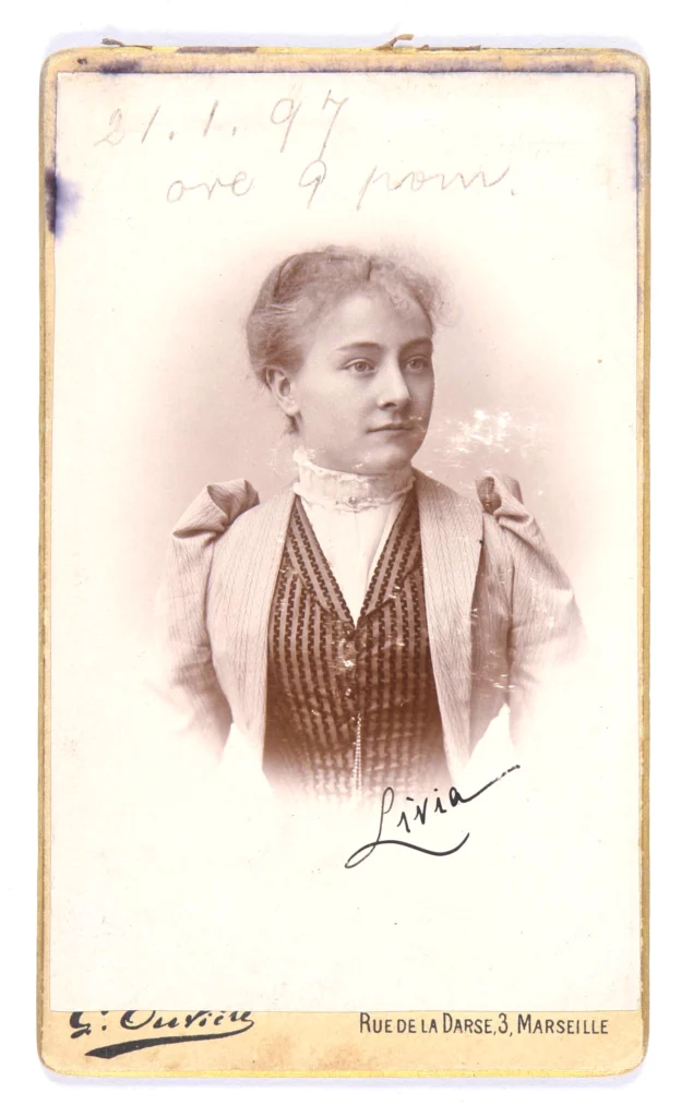 Livia Veneziani in un ritratto da studio realizzato a Marsiglia nel 1897; sul lato superiore della stampa Svevo ha vergato «21.1.97 ore 9 pom.», verosimile registrazione di una delle tante promesse di smettere di fumare > MS – Fondo fotografico