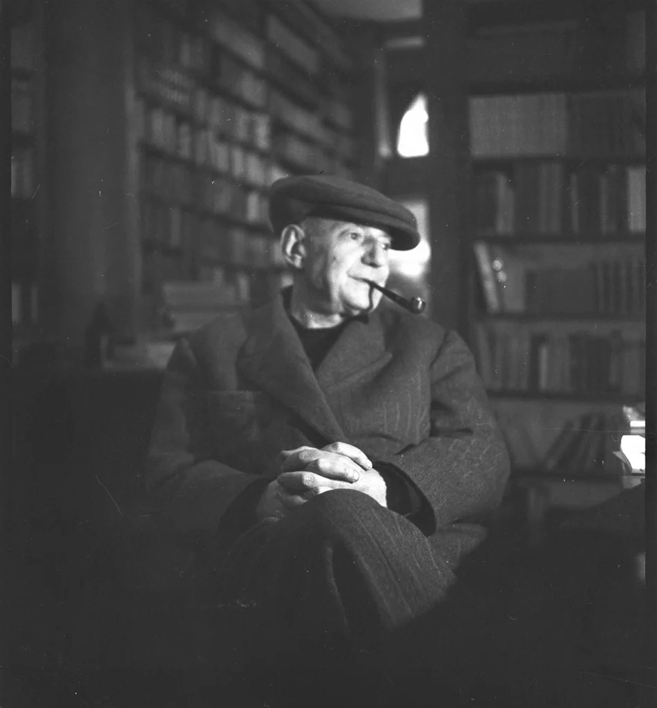 Umberto Saba nella Libreria Antiquaria, 1951 > coll. Fototeca CMSA - ph. Giornalfoto