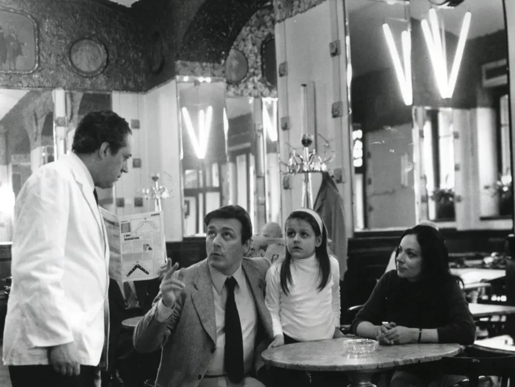 Fulvio Tomizza al Caffè San Marco con la famiglia - coll. Fototeca CMSA - ph. Ugo Borsatti