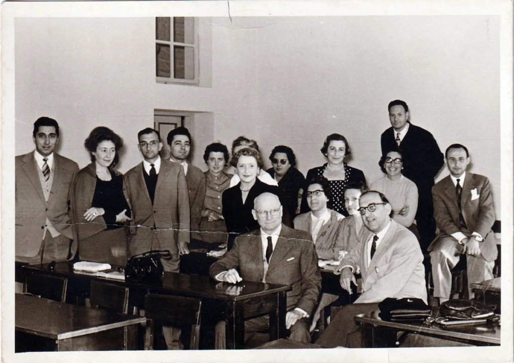 Stanislaus Joyce in aula assieme a un gruppo di studenti universitari - Trieste, 1930-1940 > coll. priv.