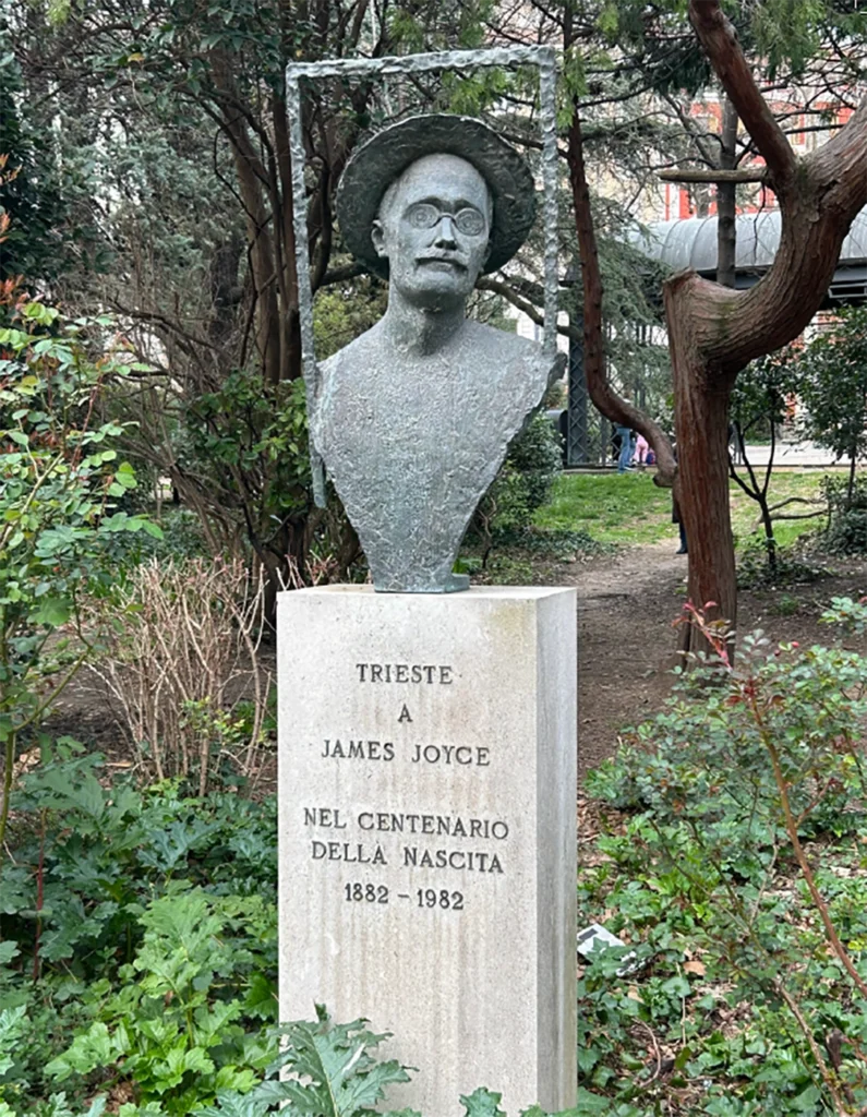 Marcello Mascherini, James Joyce, 1982 | scultura bronzea collocata nel Giardino Pubblico "Muzio de Tommasini" a Trieste – foto © Alfonso Mottola